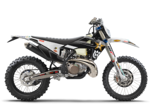 Das Bild zeigt ein modernes Husqvarna Motocross-Motorrad in sportlichem Design, ideal für Offroad-Abenteuer und Rennen.