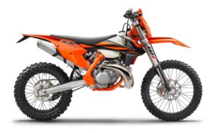 Motorrad der Marke KTM mit orangefarbenem Rahmen und Geländereifen, ideal für Offroad-Abenteuer.