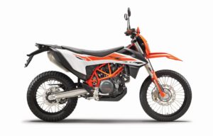 Das Bild zeigt ein KTM-Motorrad in orange und schwarz mit einem sportlichen Design und robusten Reifen, ideal für Offroad-Fahrten.