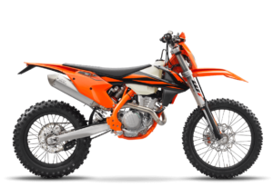 Eine KTM Motocross-Maschine in leuchtendem Orange mit robusten Reifen und einem sportlichen Design.